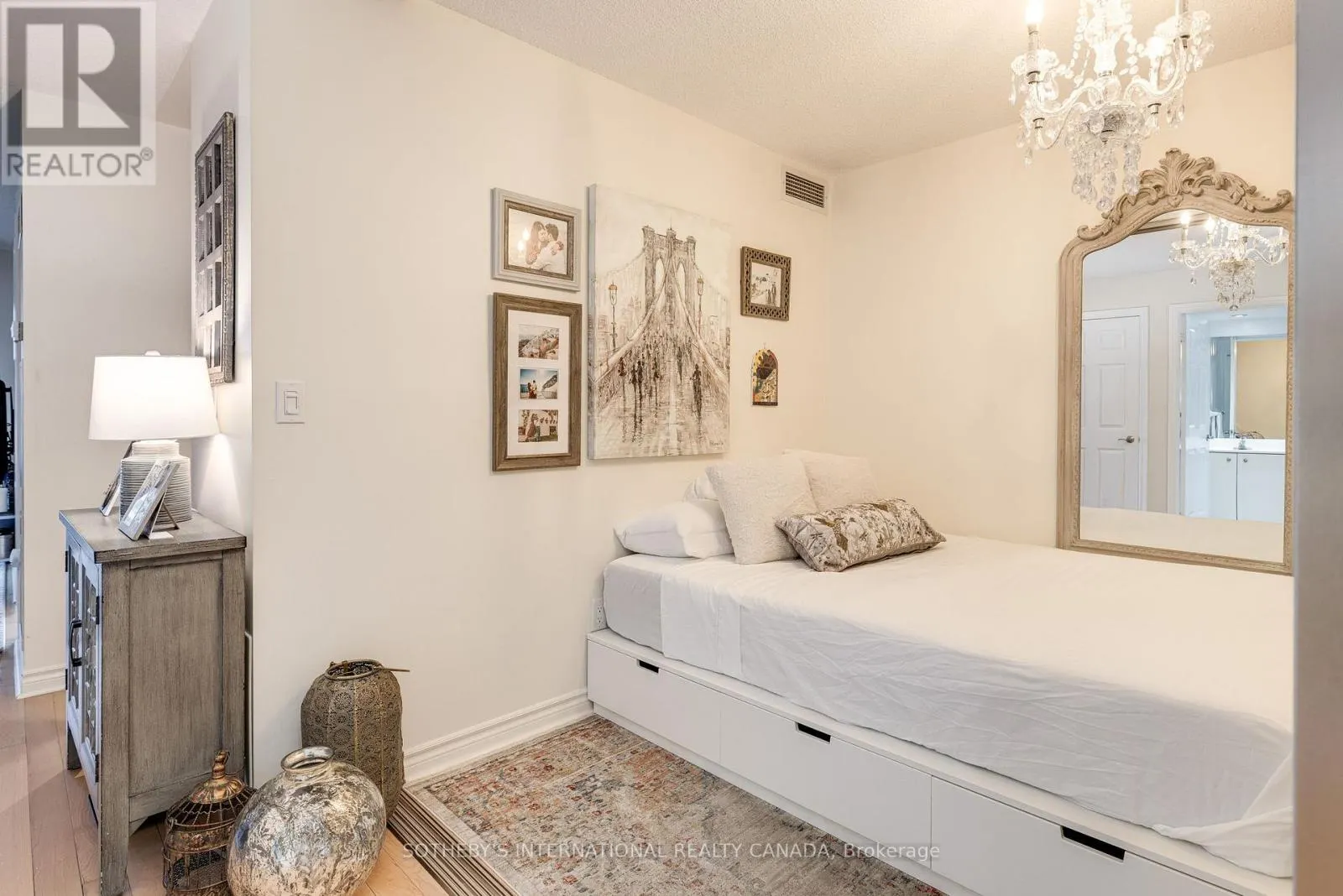 535 - 250 WELLINGTON STREET W