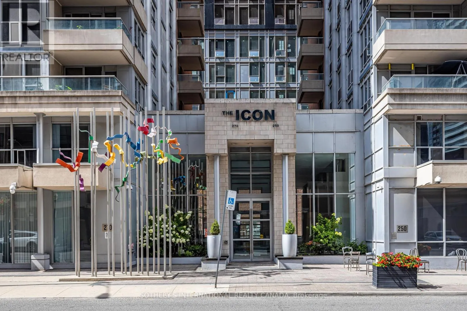 535 - 250 WELLINGTON STREET W