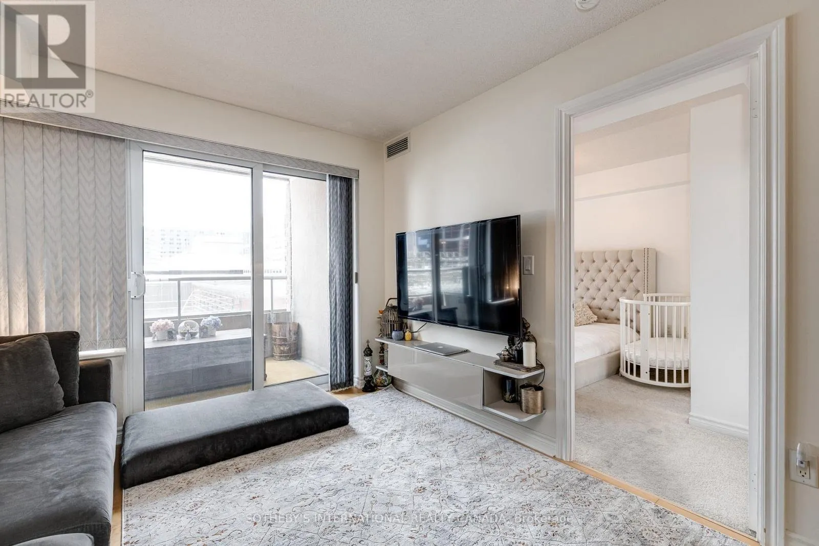 535 - 250 WELLINGTON STREET W