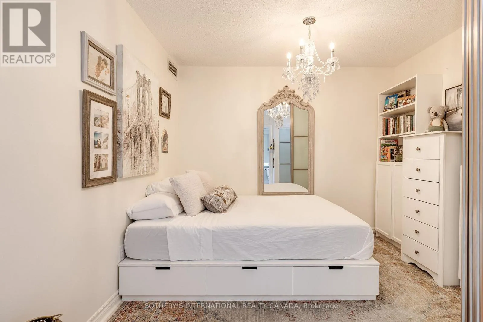 535 - 250 WELLINGTON STREET W