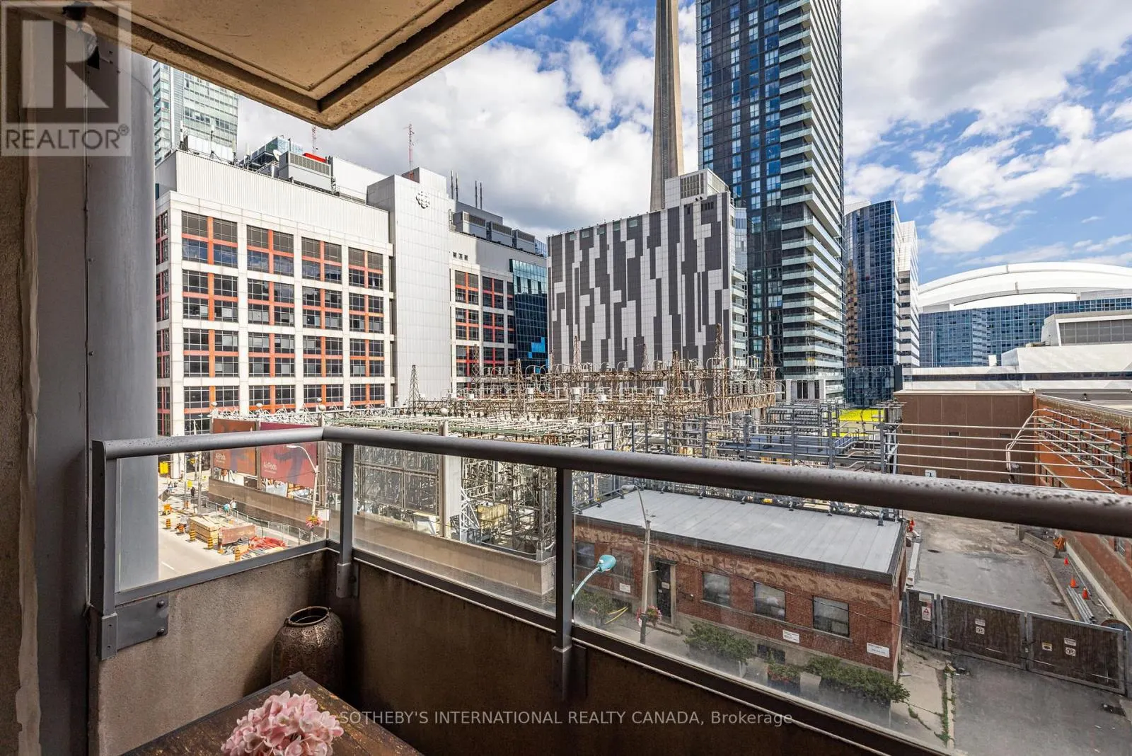 535 - 250 WELLINGTON STREET W