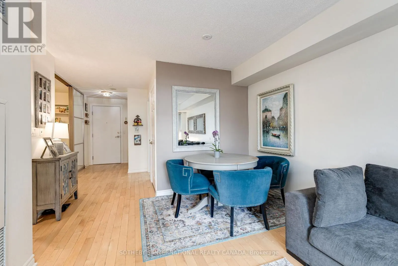 535 - 250 WELLINGTON STREET W