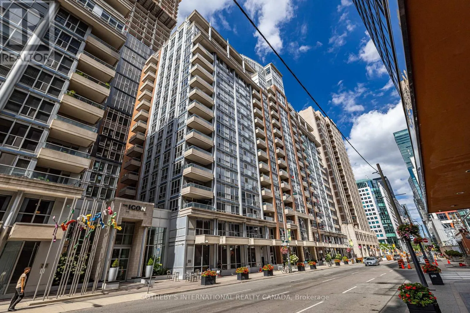 535 - 250 WELLINGTON STREET W