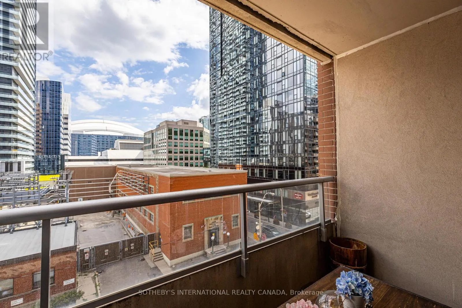 535 - 250 WELLINGTON STREET W