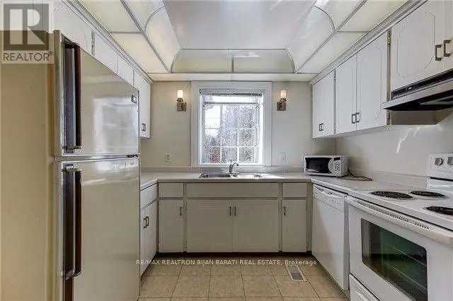 6 GREENYARDS DRIVE