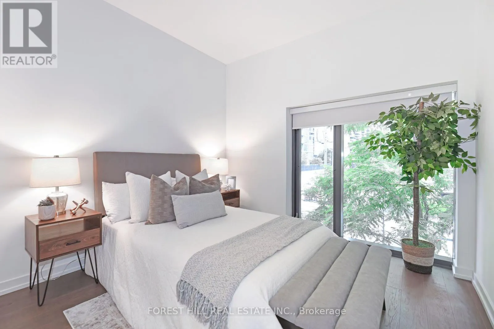 102 - 161 ROEHAMPTON AVENUE