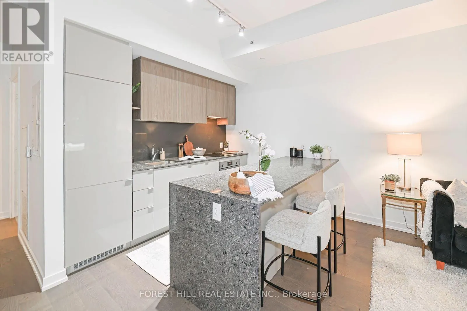 102 - 161 ROEHAMPTON AVENUE