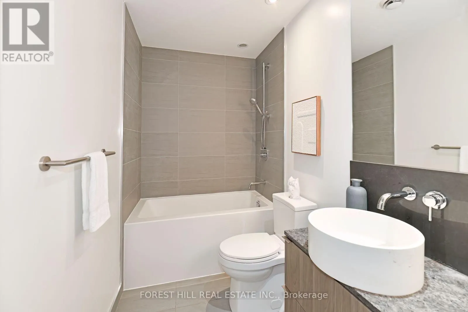 102 - 161 ROEHAMPTON AVENUE