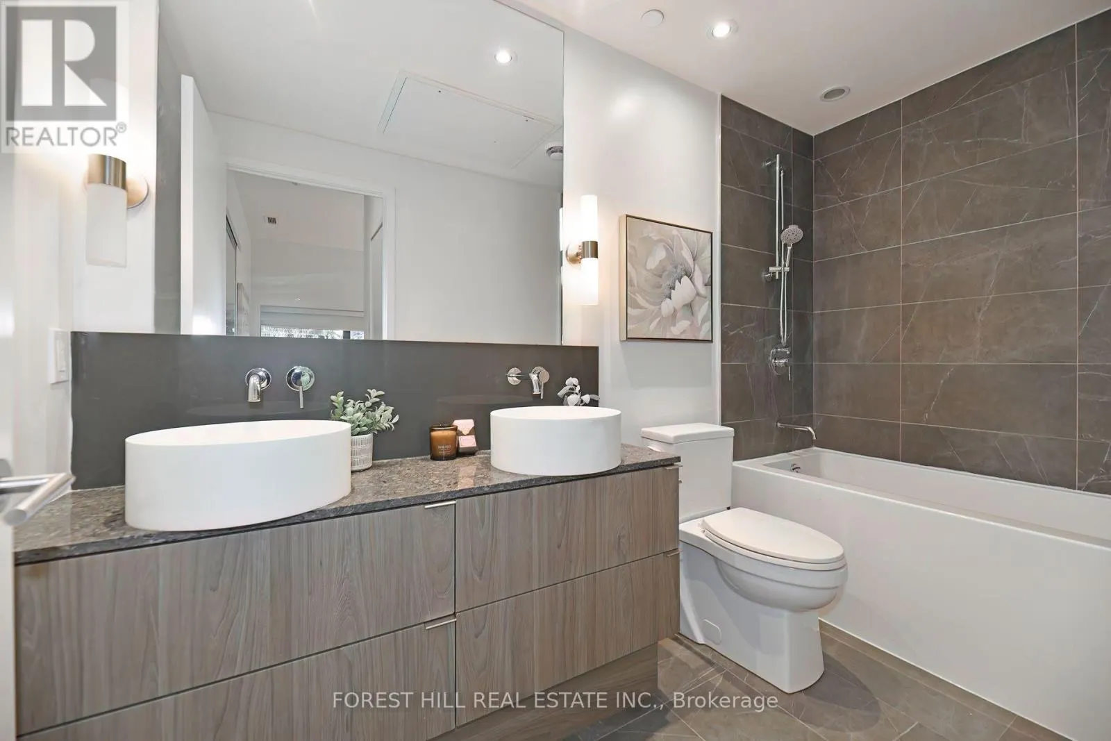 102 - 161 ROEHAMPTON AVENUE