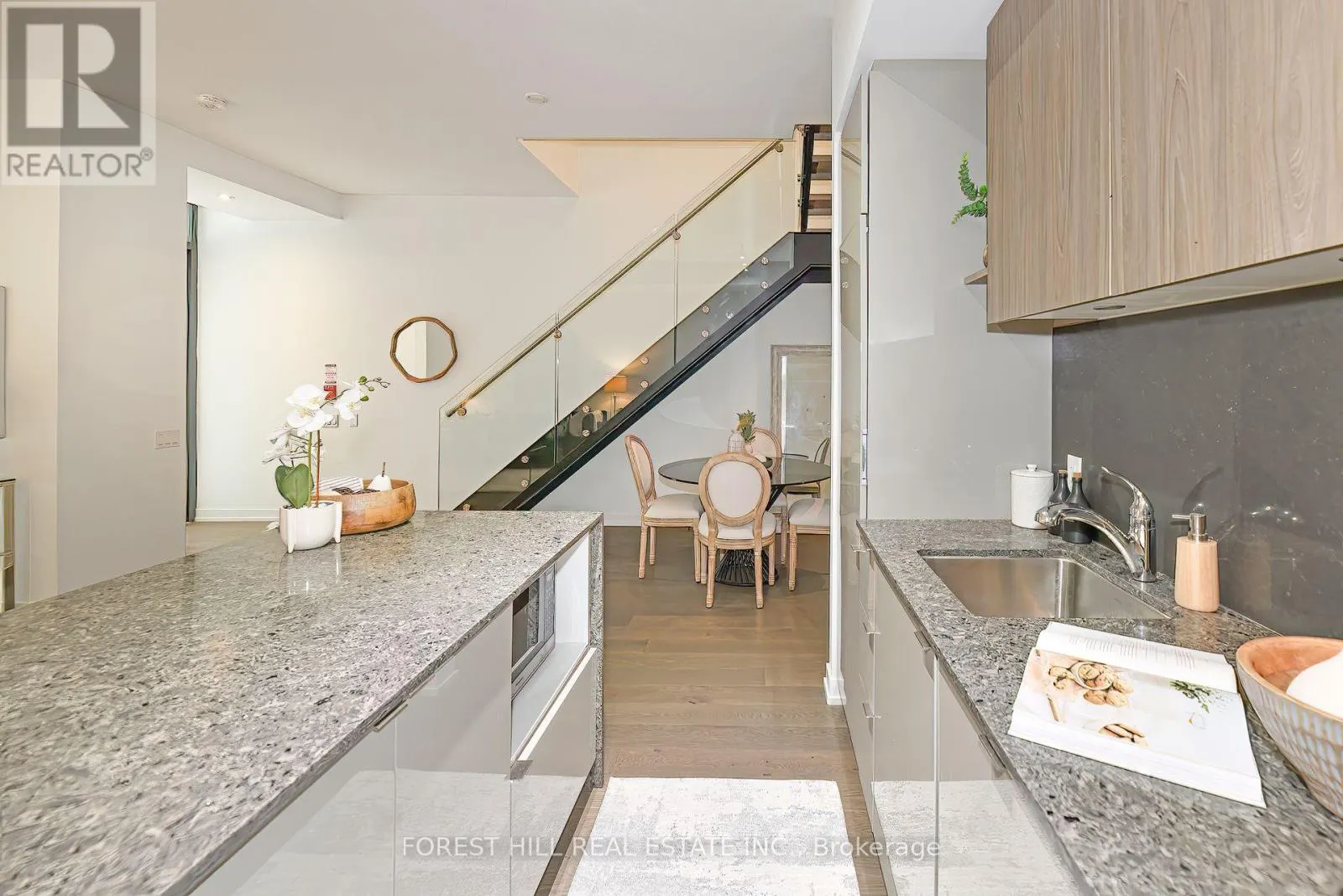 102 - 161 ROEHAMPTON AVENUE