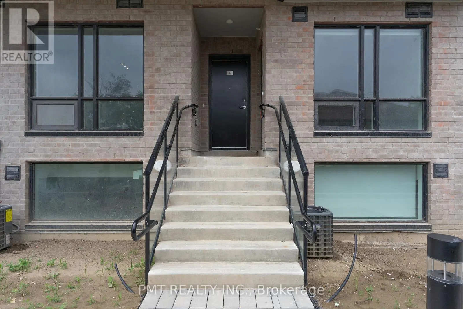37 - 851 SHEPPARD AVENUE W