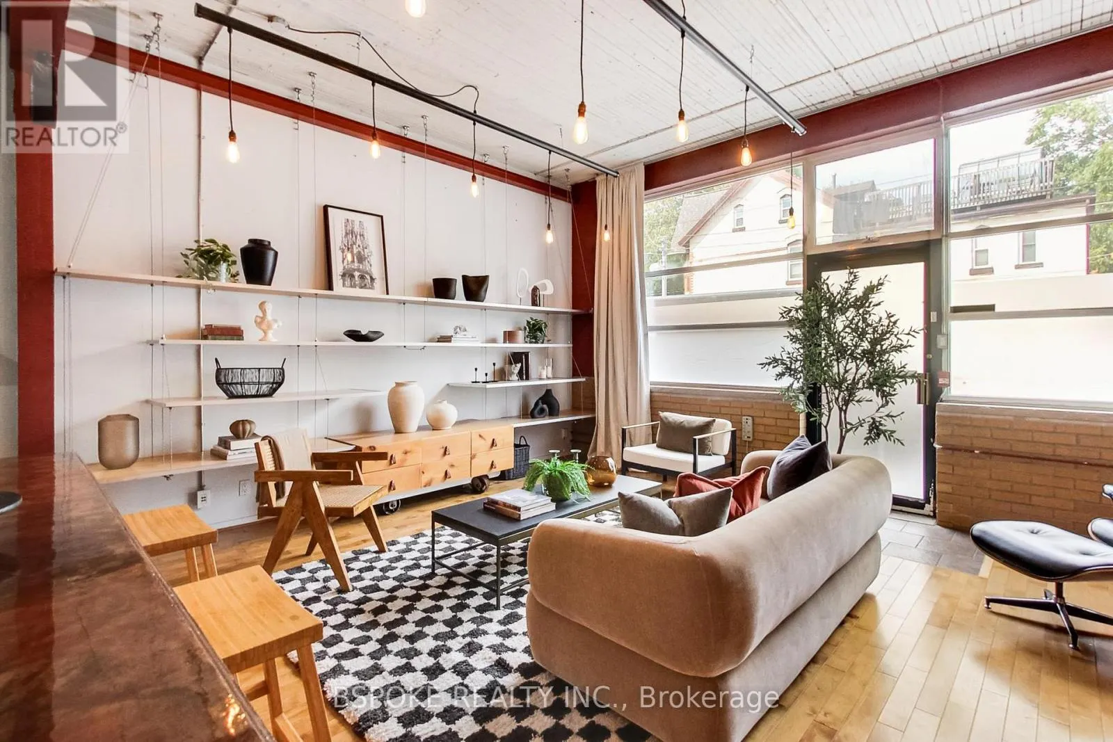 115 - 365 DUNDAS STREET E