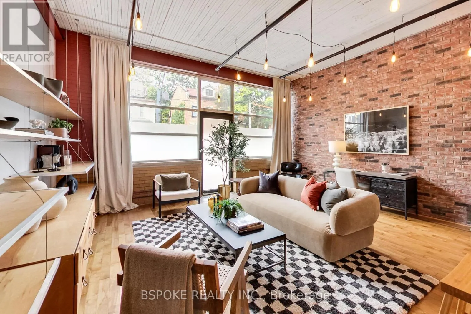 115 - 365 DUNDAS STREET E