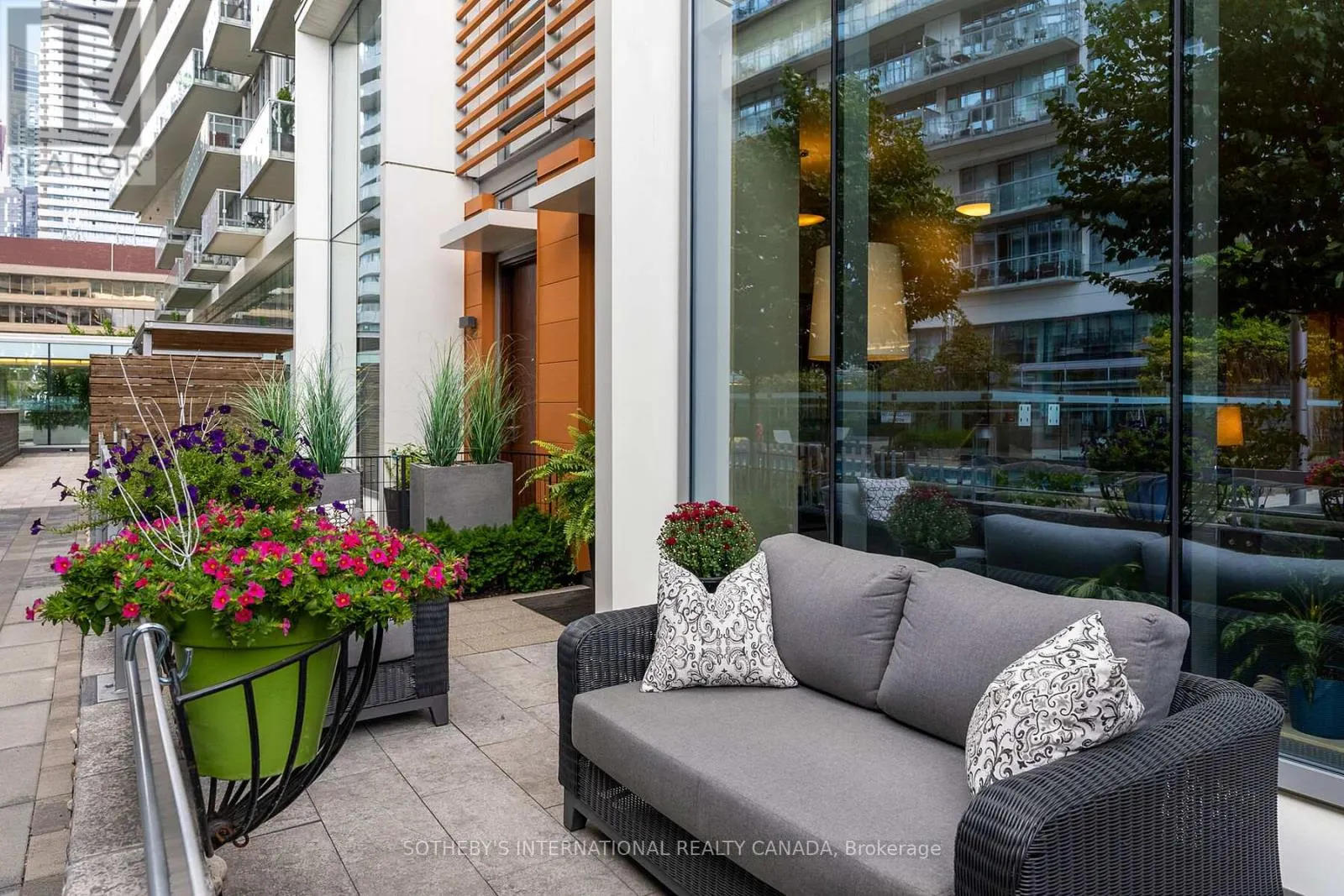 TH 115 - 29 QUEENS QUAY E