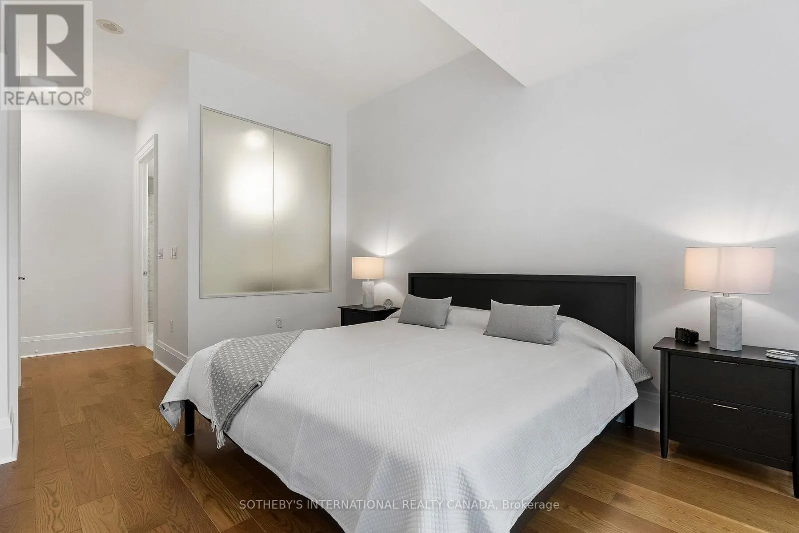 TH 115 - 29 QUEENS QUAY E