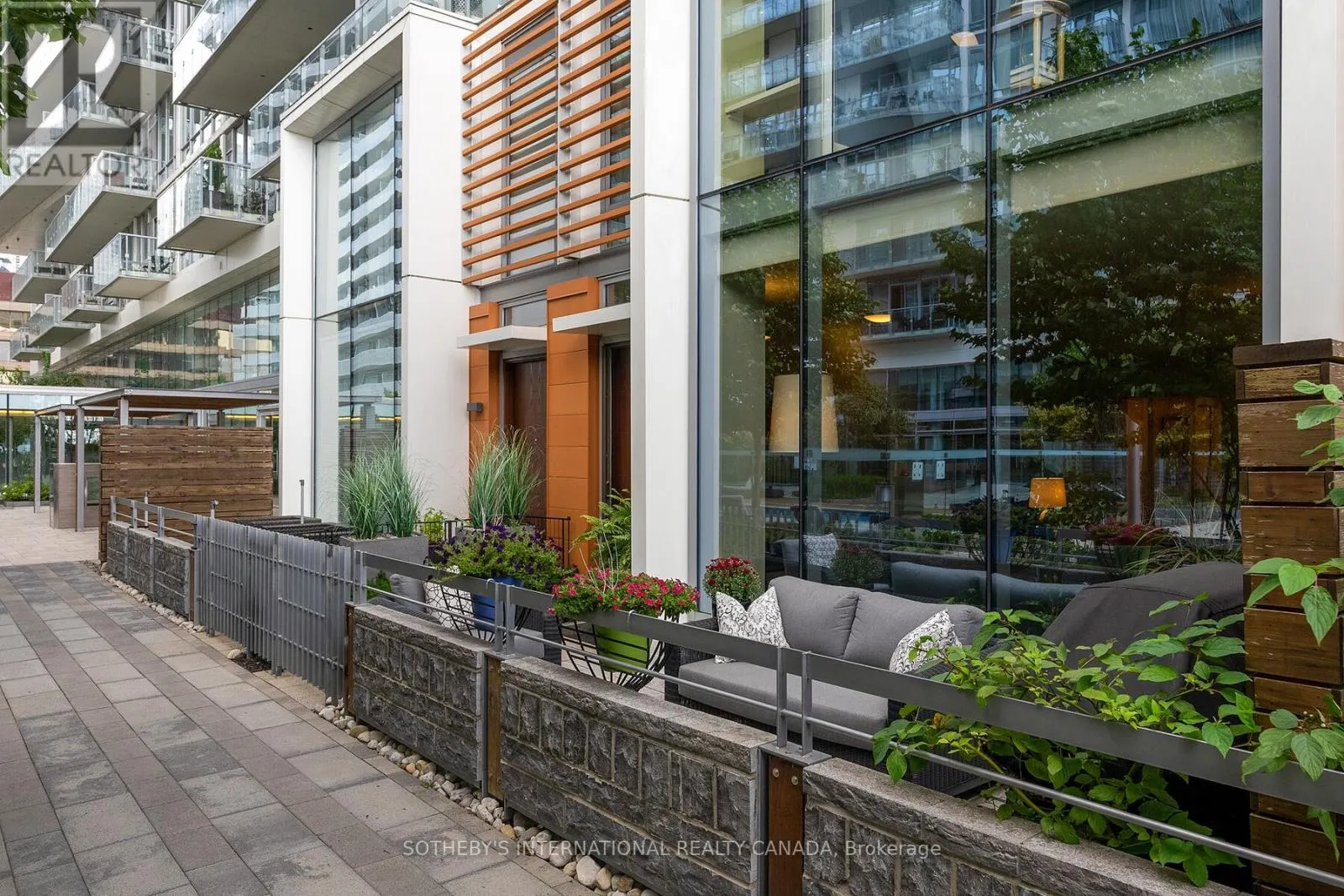 TH 115 - 29 QUEENS QUAY E