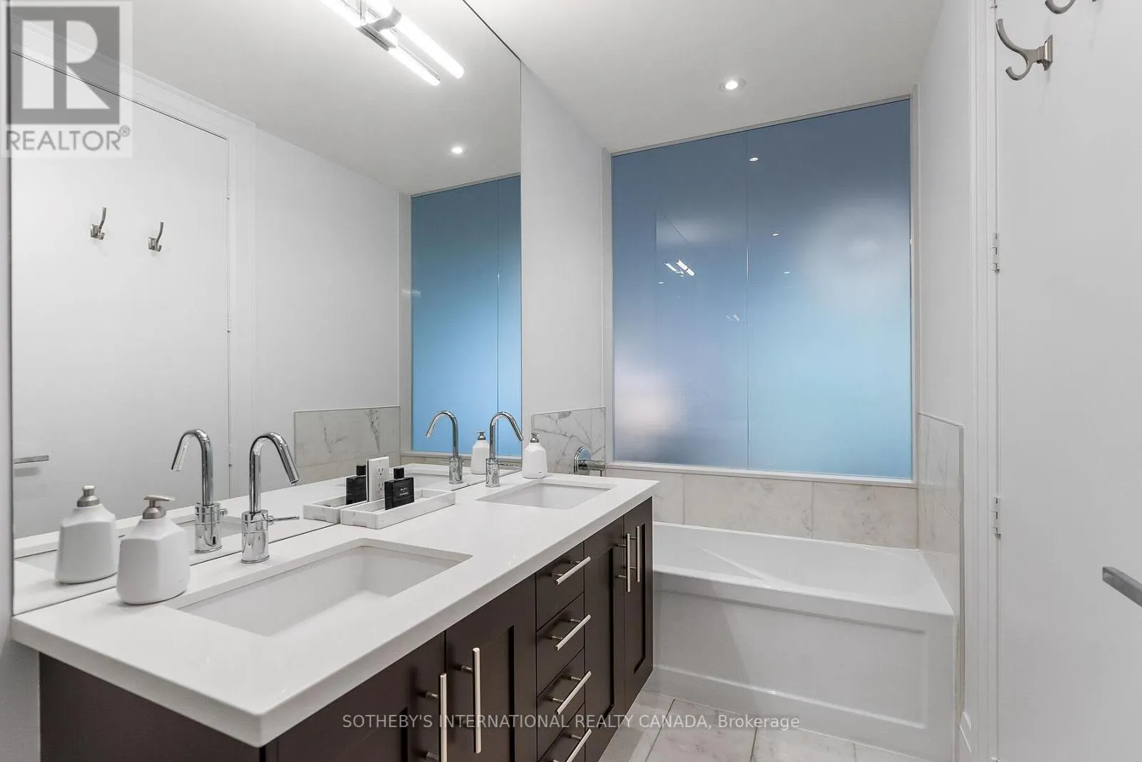 TH 115 - 29 QUEENS QUAY E