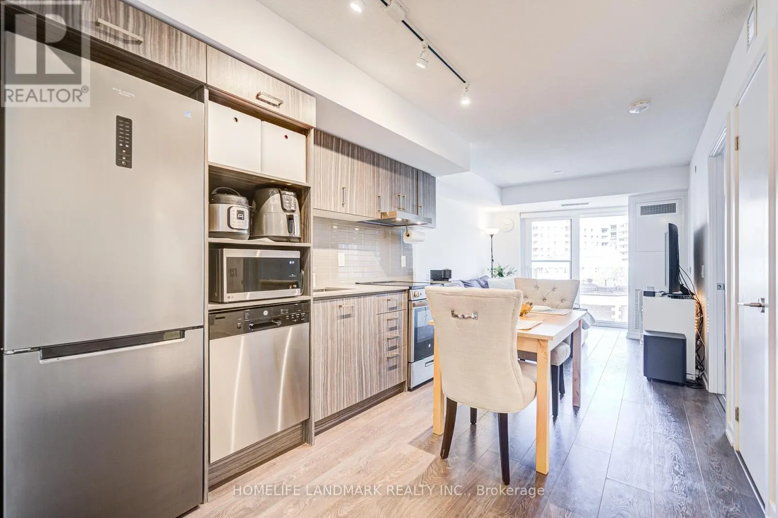 609 - 219 DUNDAS STREET E