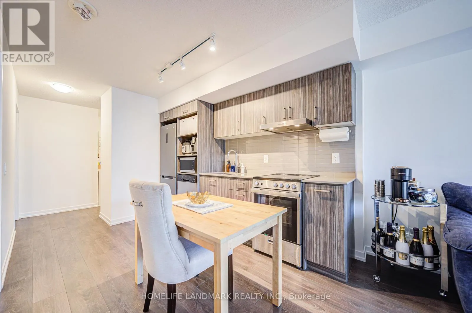 609 - 219 DUNDAS STREET E