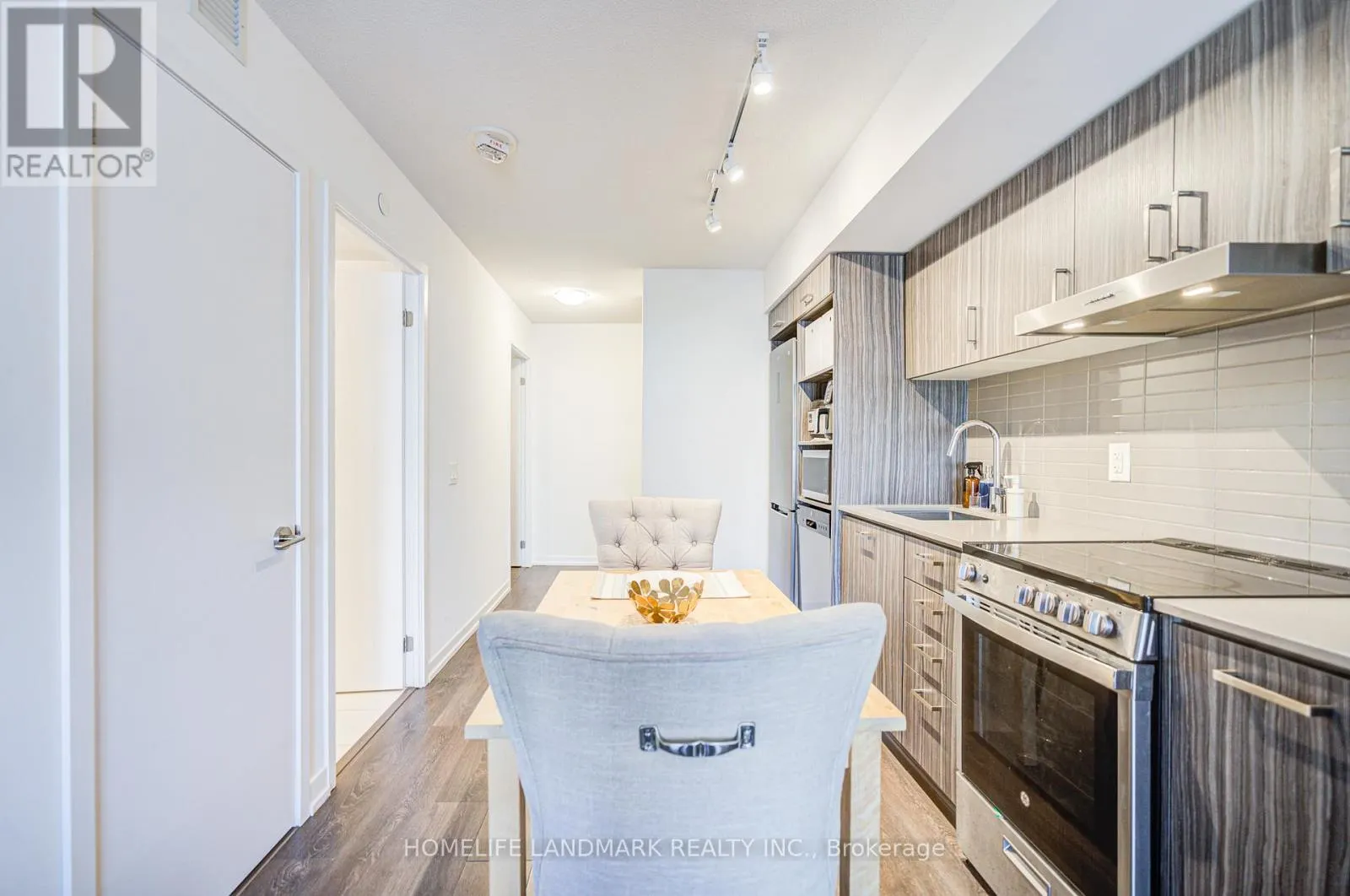 609 - 219 DUNDAS STREET E