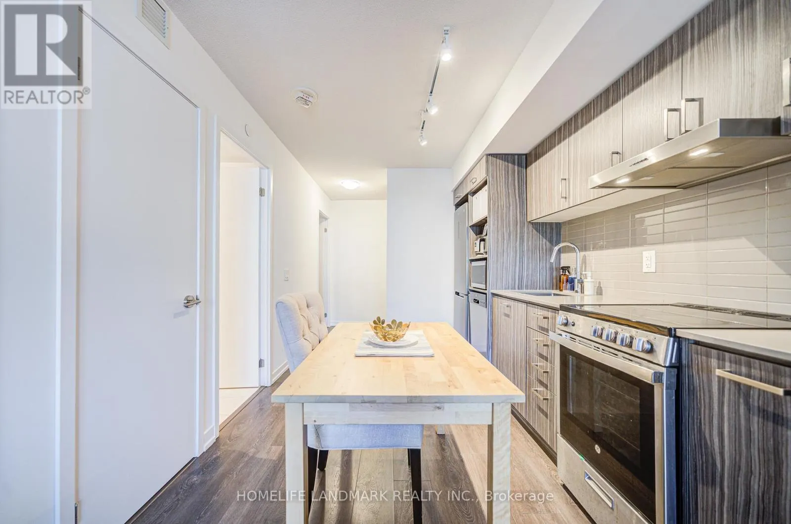 609 - 219 DUNDAS STREET E