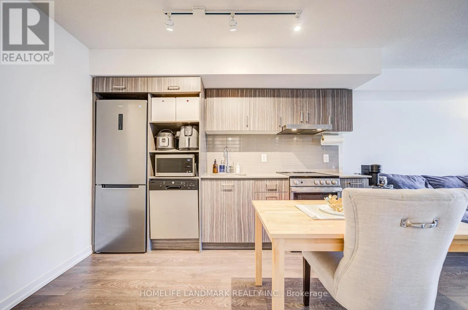 609 - 219 DUNDAS STREET E
