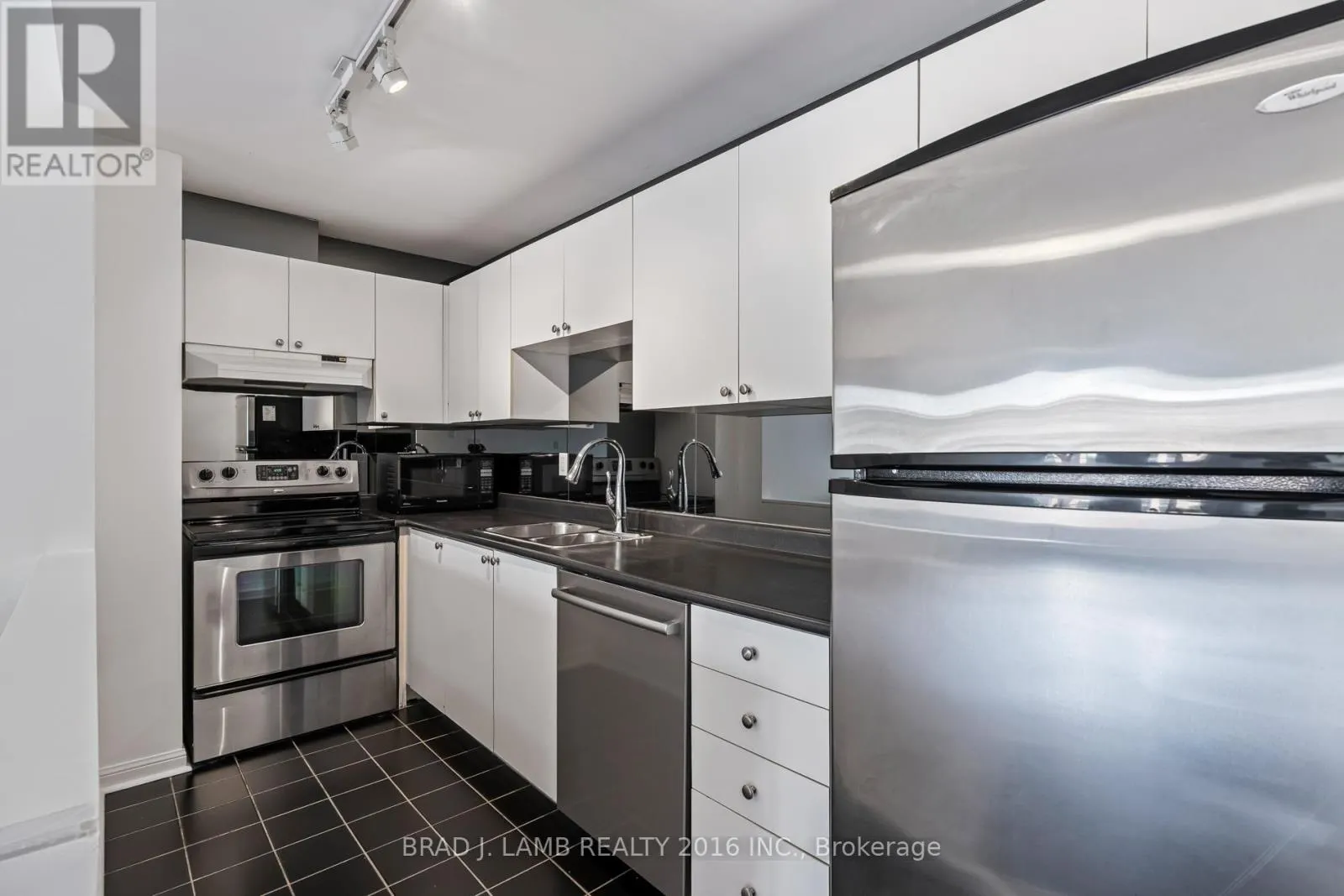 428 - 550 FRONT STREET W