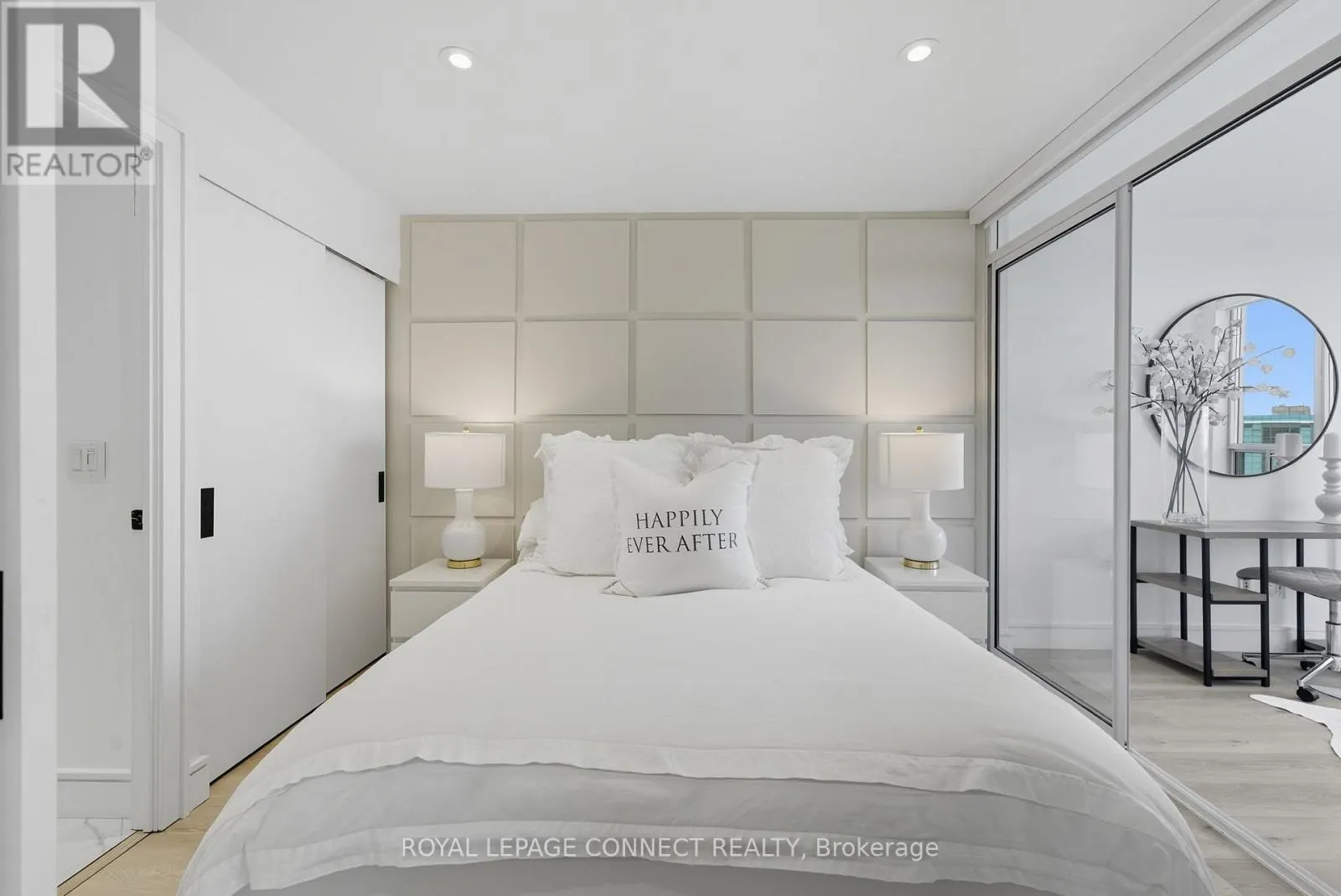 1504 - 208 QUEENS QUAY W