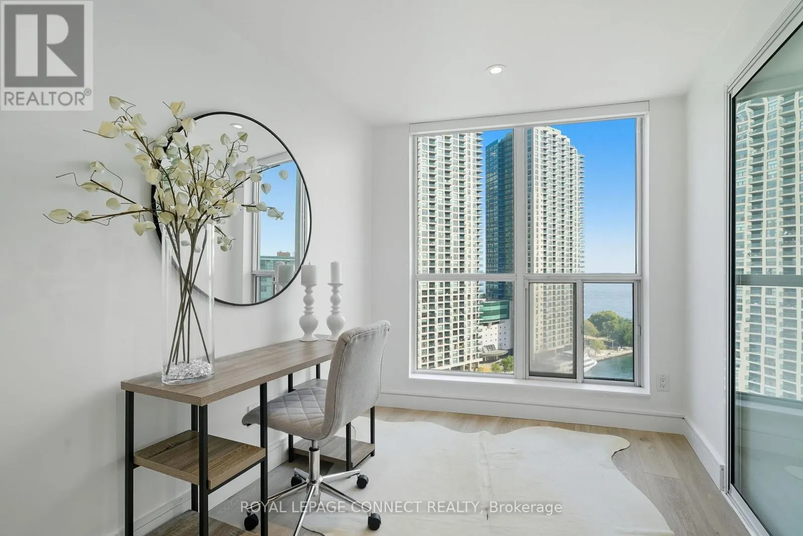 1504 - 208 QUEENS QUAY W