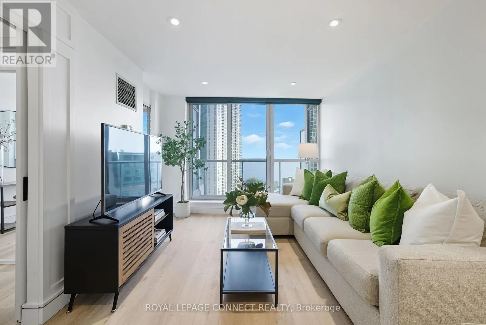 1504 - 208 QUEENS QUAY W