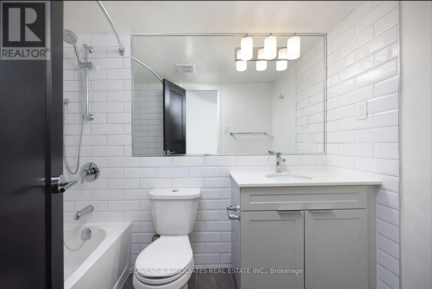 206 - 7 JACKES AVENUE