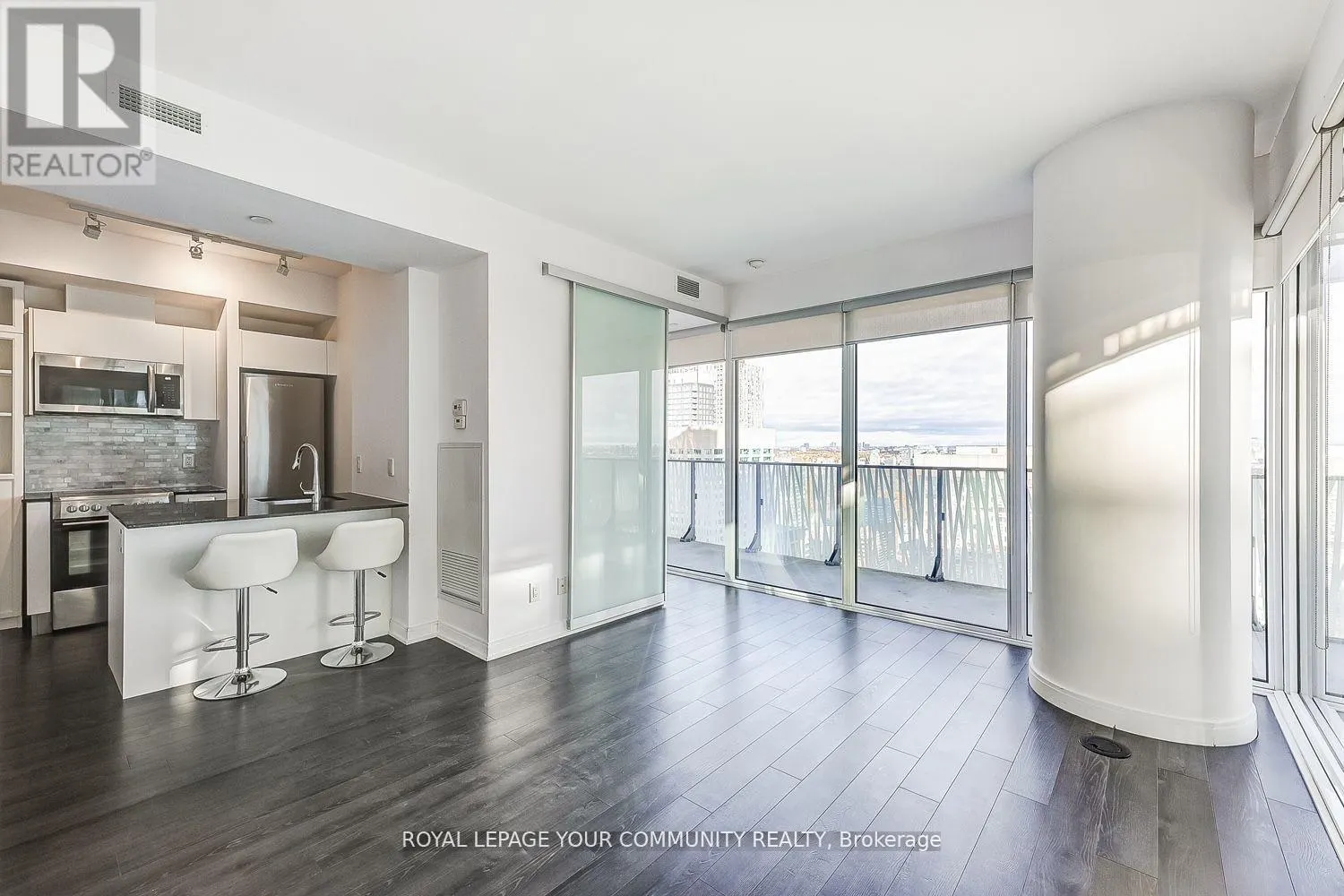 4208 - 42 CHARLES STREET E
