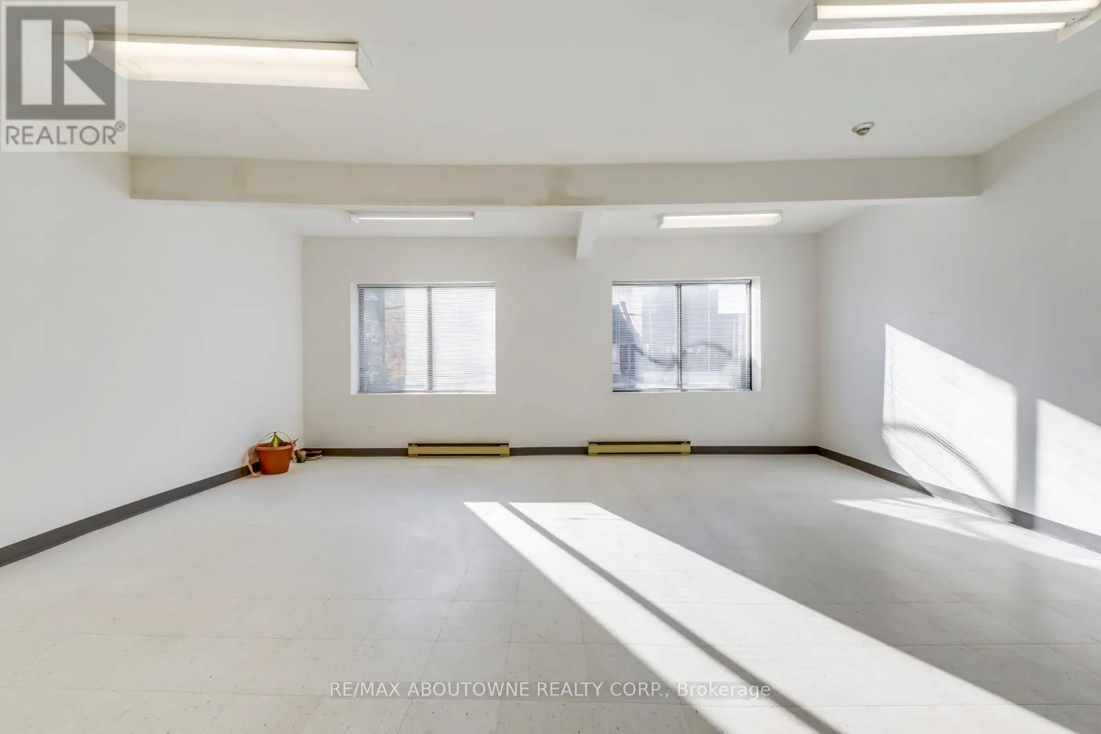 2-3 FL - 454 DUNDAS STREET W