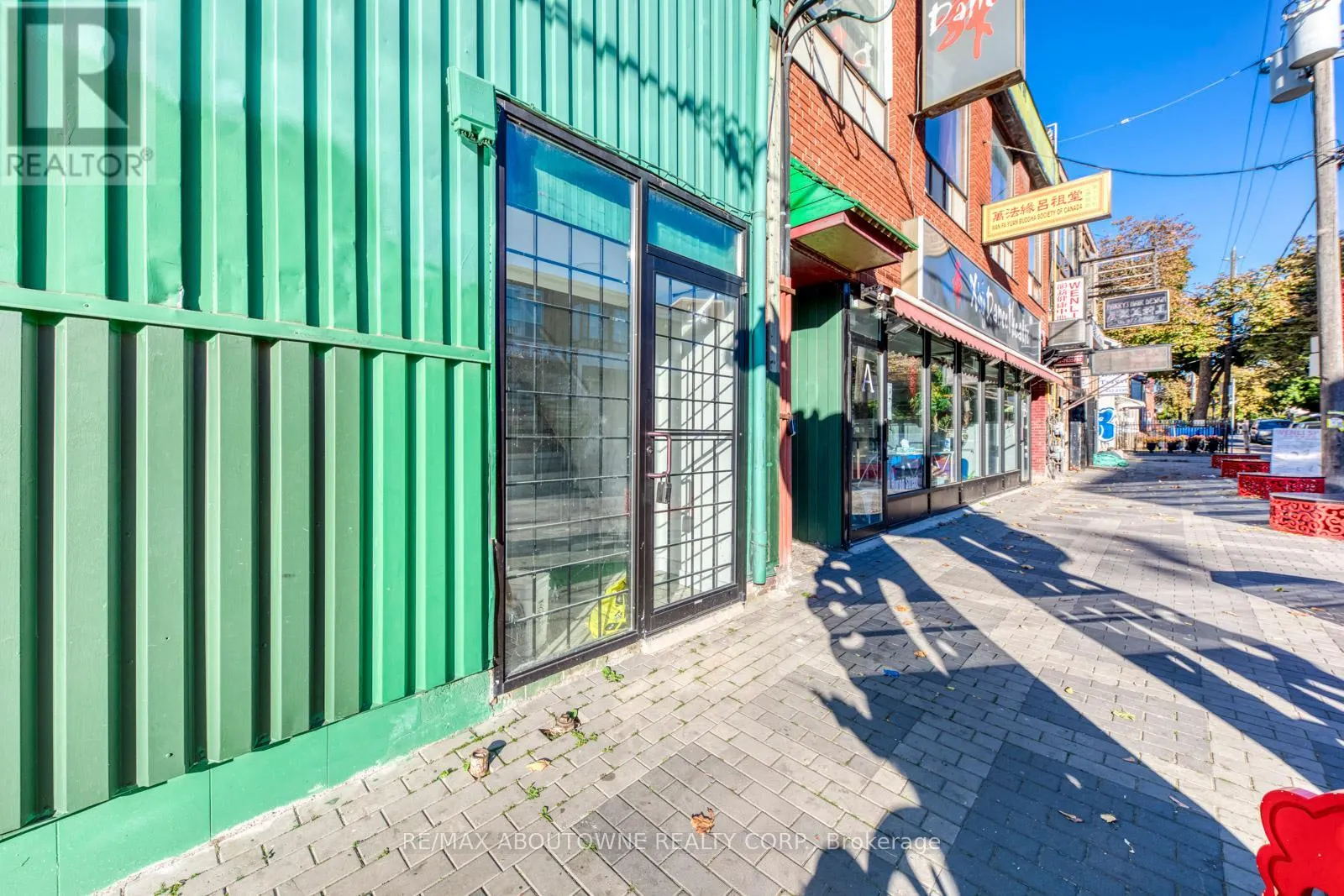 2-3 FL - 454 DUNDAS STREET W