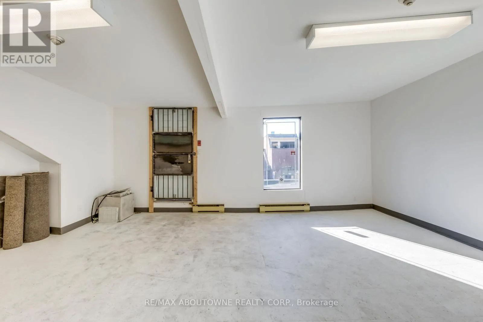 2-3 FL - 454 DUNDAS STREET W