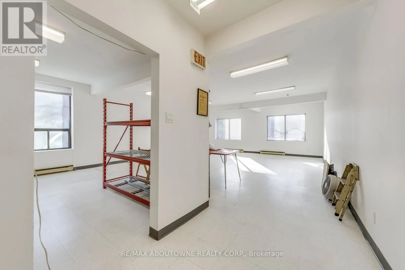 2-3 FL - 454 DUNDAS STREET W