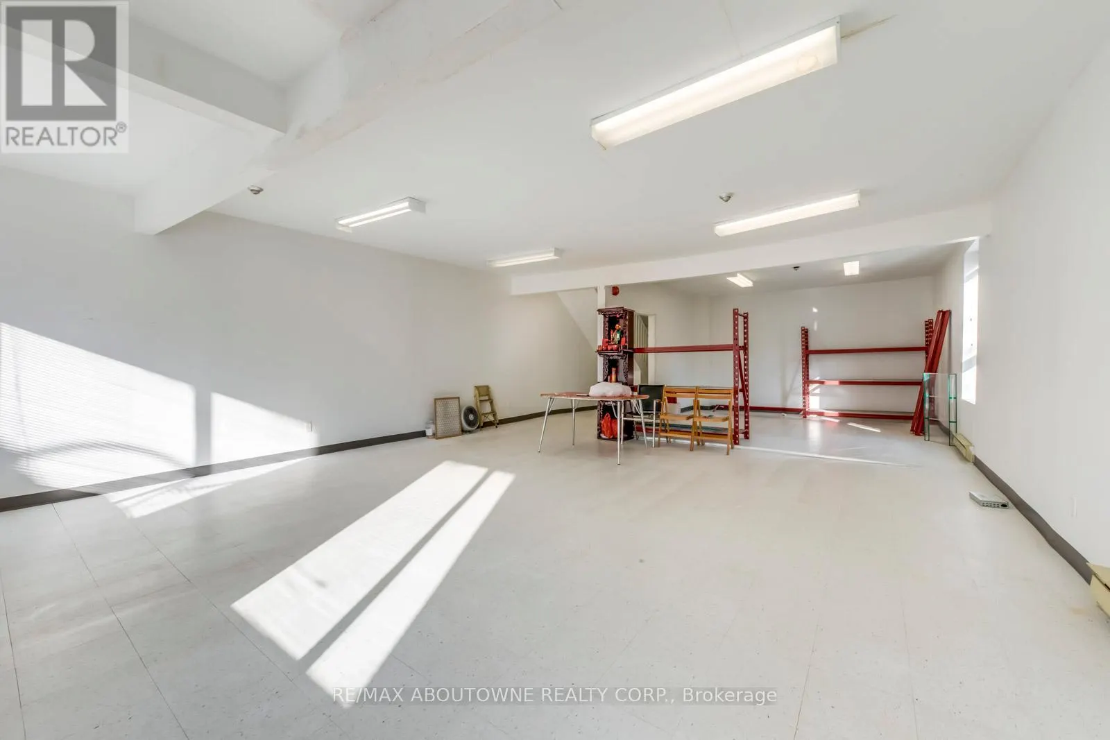 2-3 FL - 454 DUNDAS STREET W