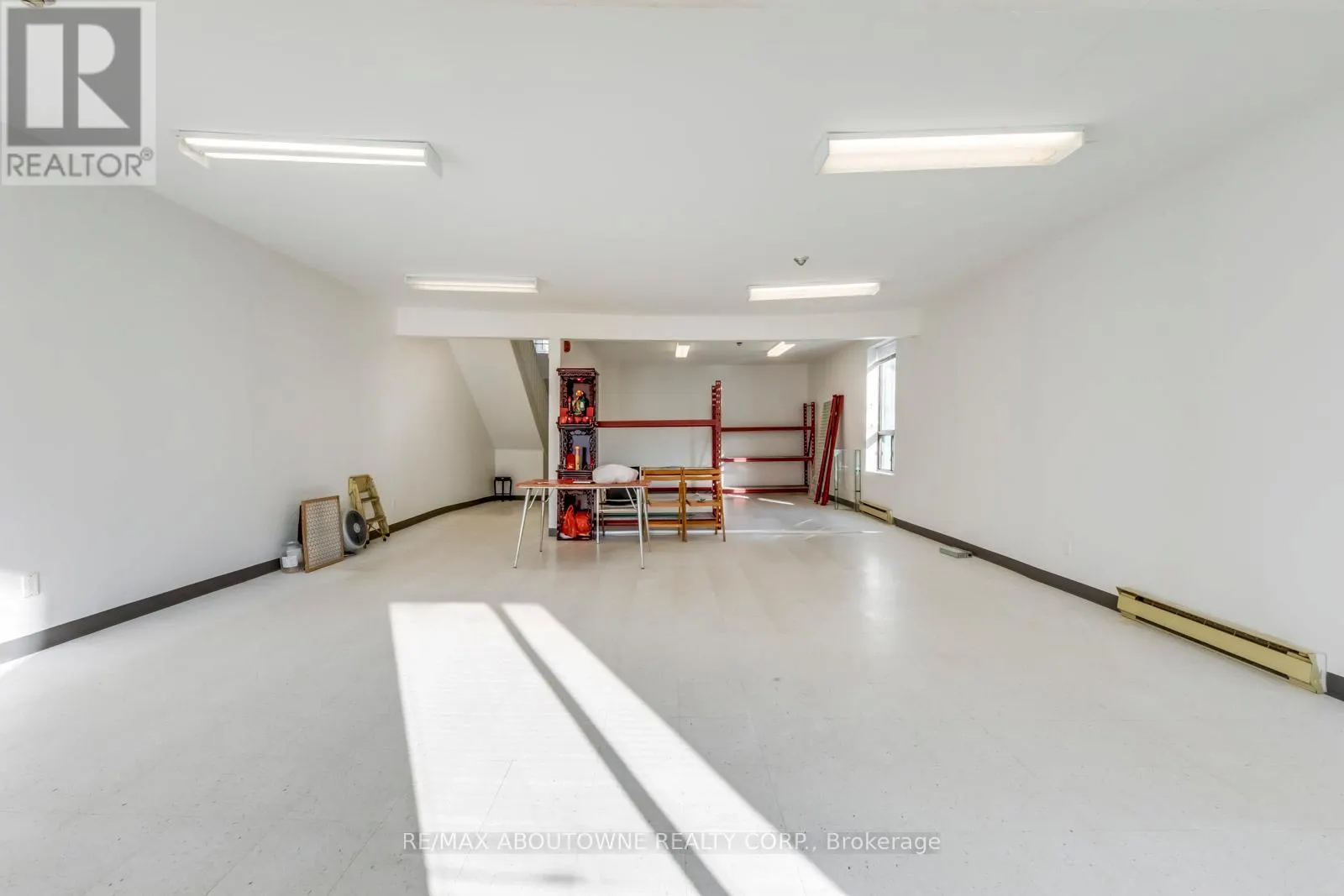 2-3 FL - 454 DUNDAS STREET W