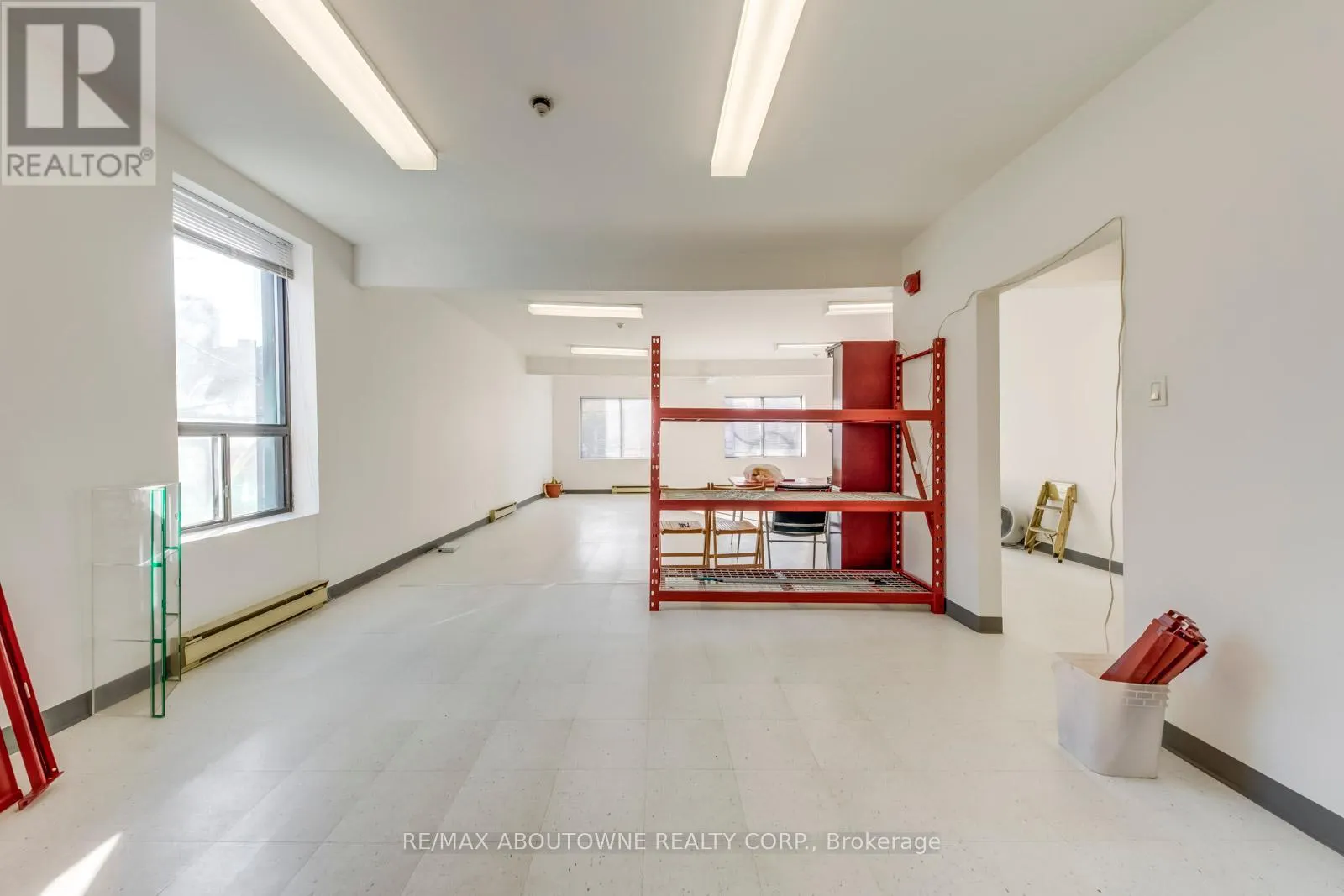 2-3 FL - 454 DUNDAS STREET W