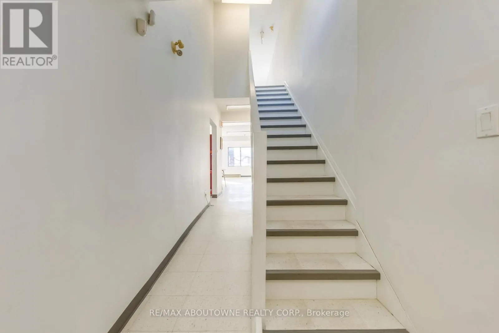 2-3 FL - 454 DUNDAS STREET W