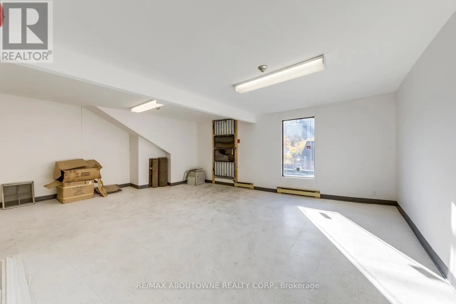 2-3 FL - 454 DUNDAS STREET W
