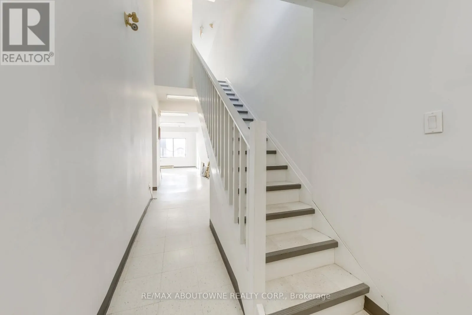 2-3 FL - 454 DUNDAS STREET W