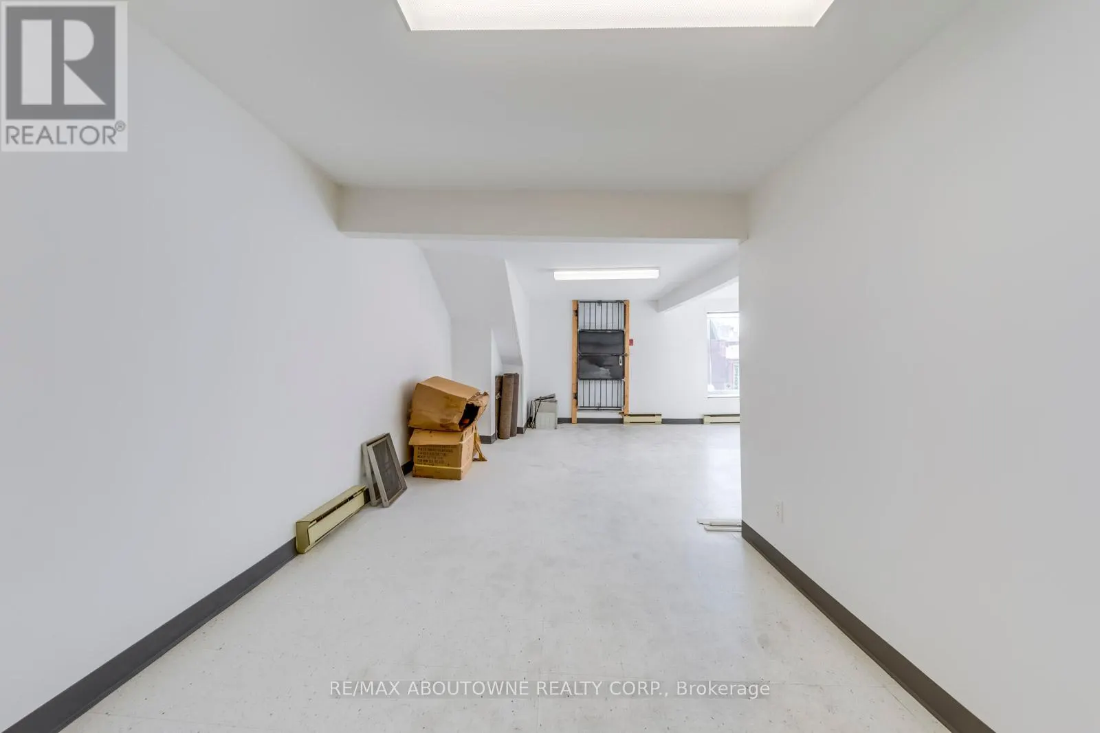 2-3 FL - 454 DUNDAS STREET W