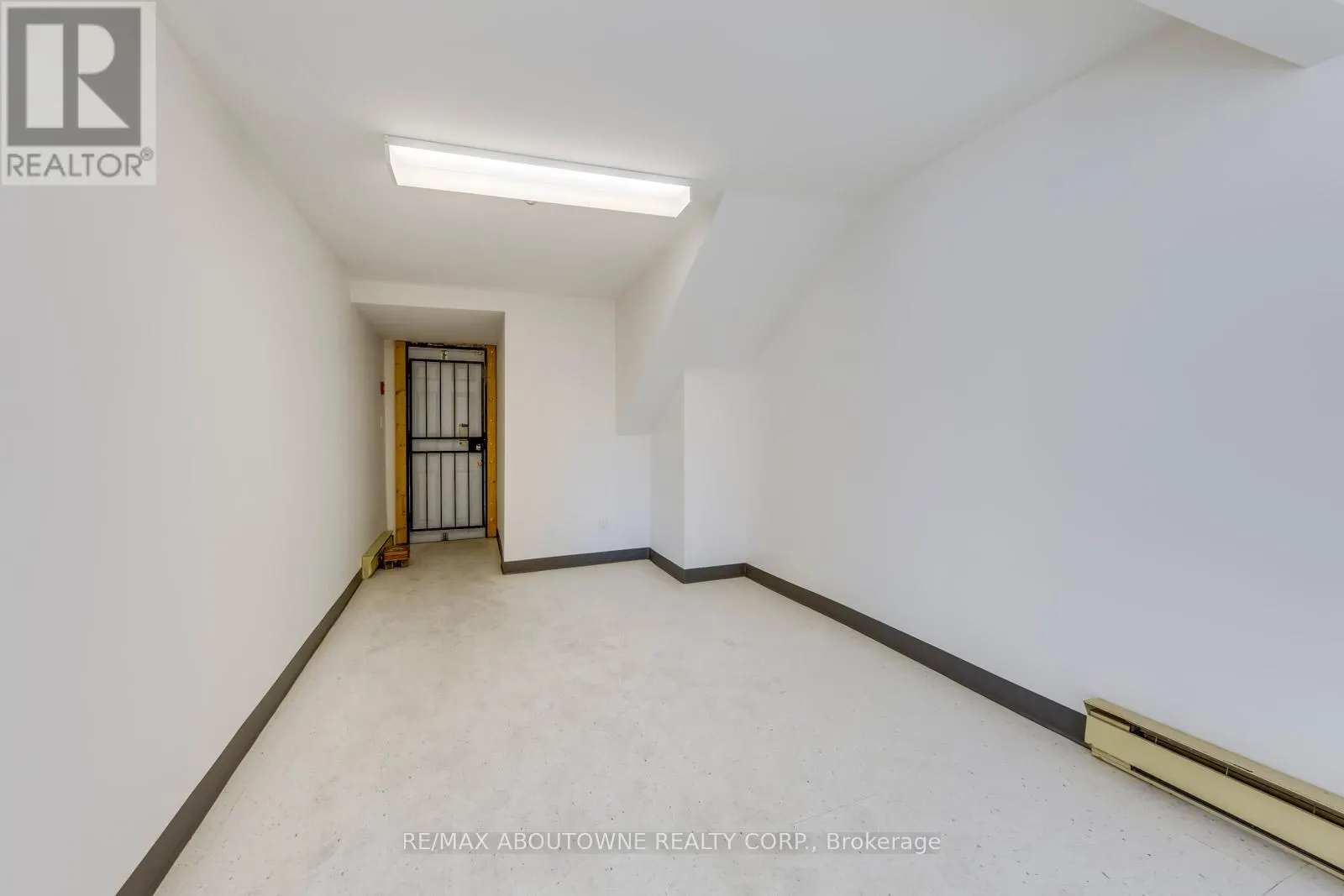 2-3 FL - 454 DUNDAS STREET W
