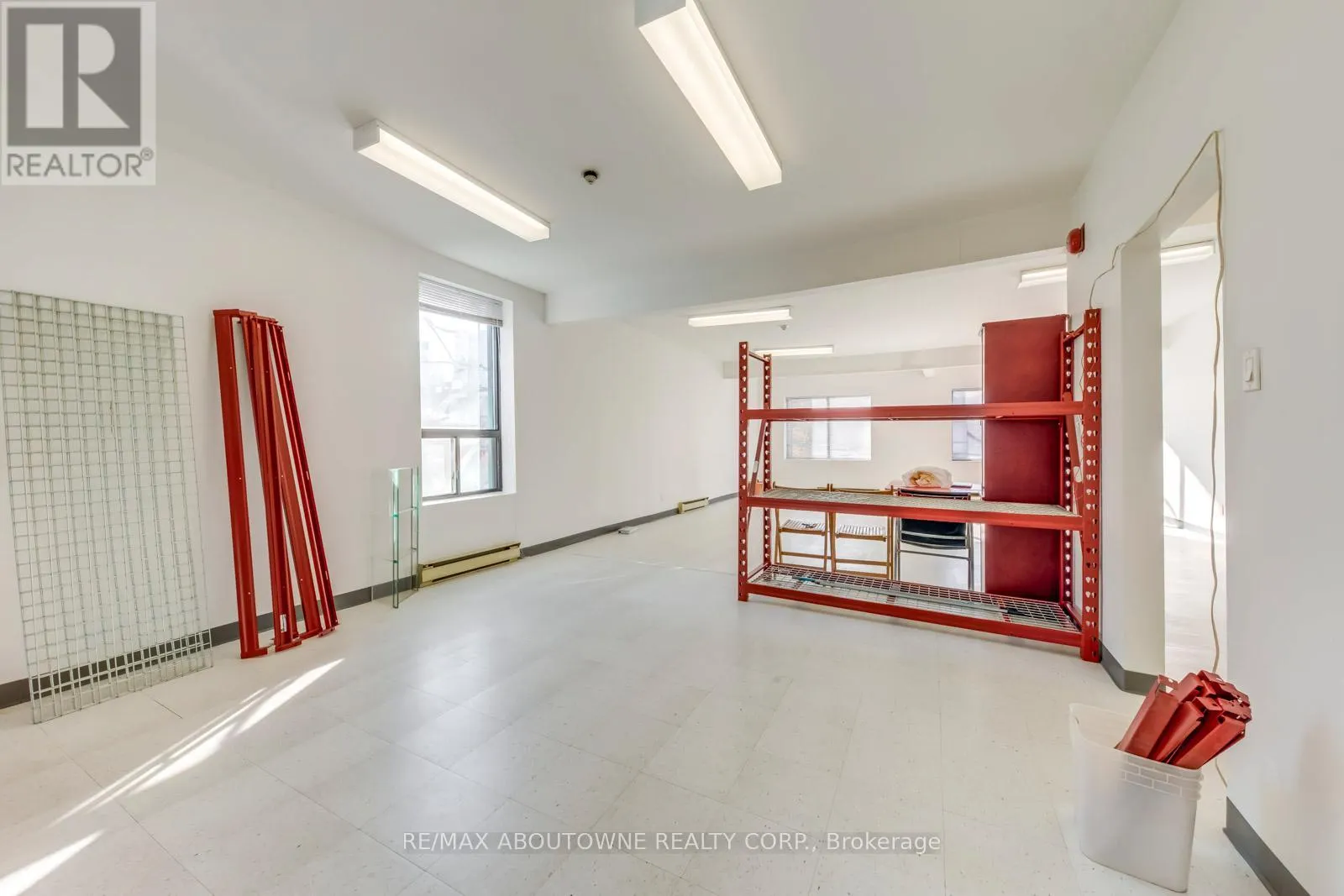 2-3 FL - 454 DUNDAS STREET W