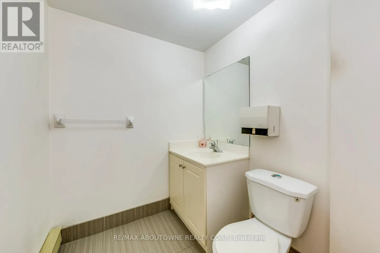 2-3 FL - 454 DUNDAS STREET W