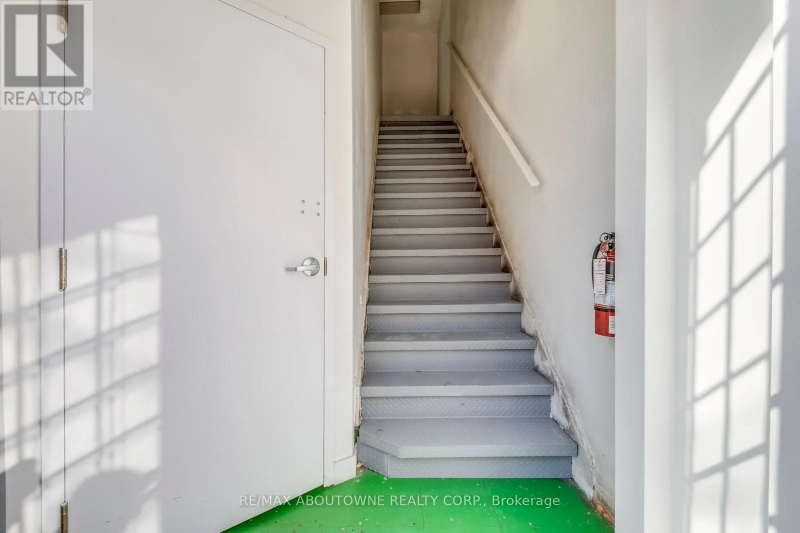 2-3 FL - 454 DUNDAS STREET W