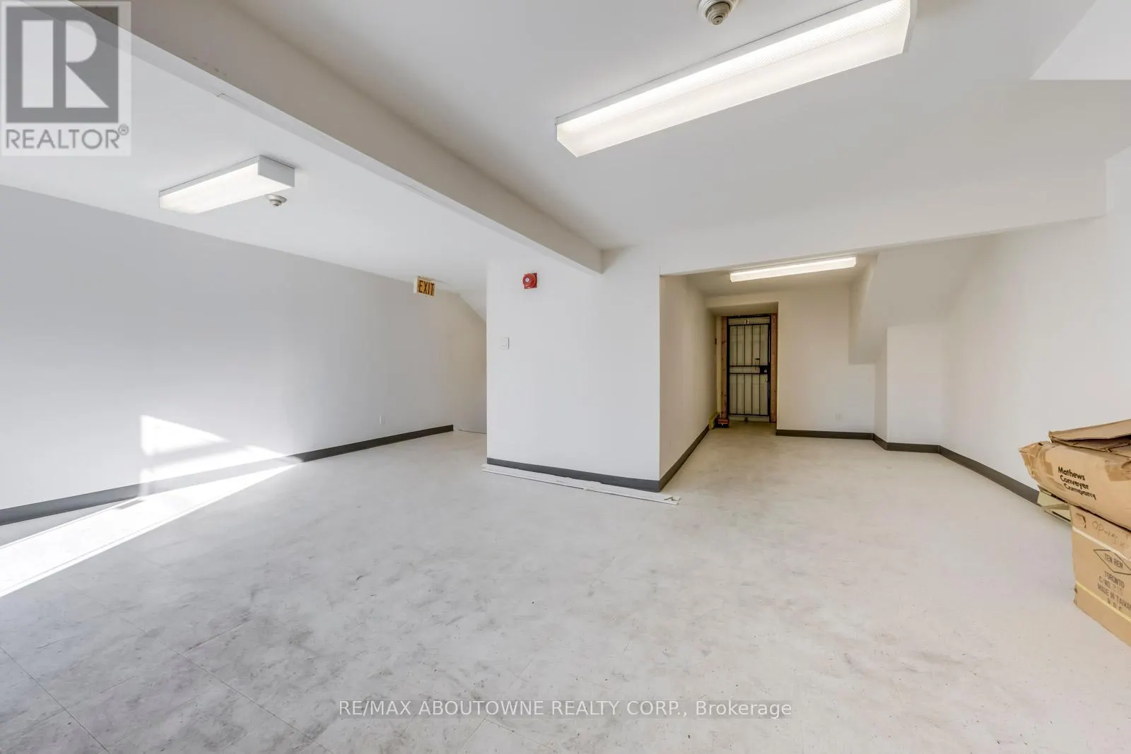 2-3 FL - 454 DUNDAS STREET W