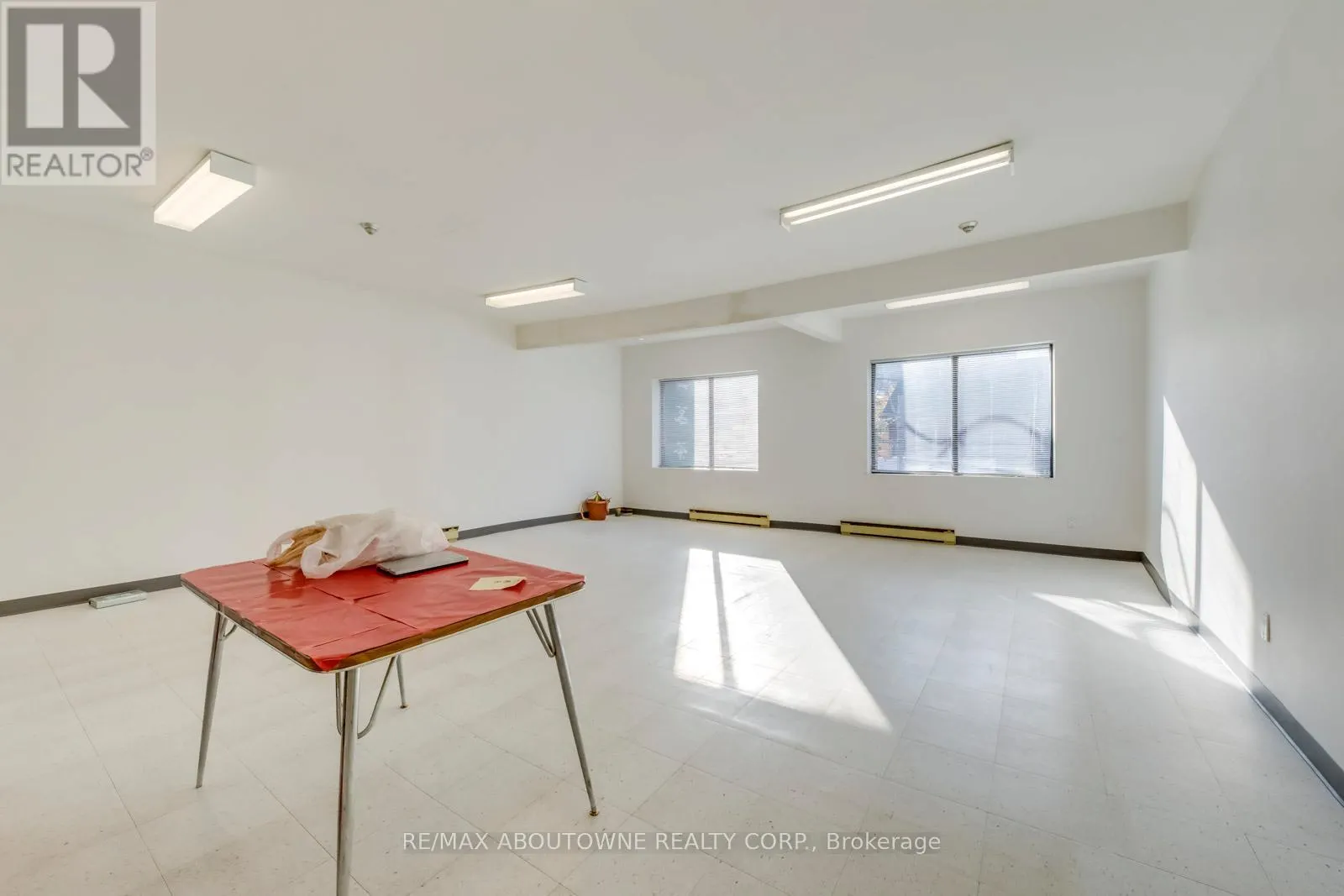 2-3 FL - 454 DUNDAS STREET W