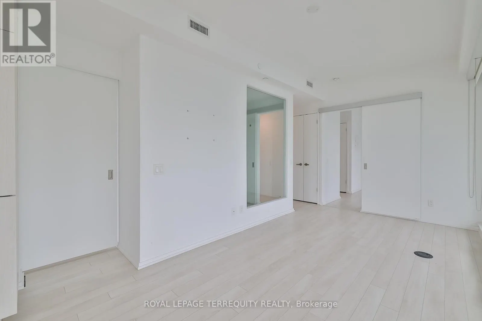 2709 - 197 YONGE STREET